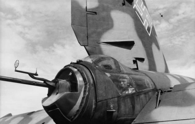 bundesarchiv-bild-101i-676-7972a-34-flugzeug-heinkel-he-177-heckkanone.jpg