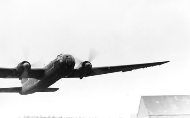bundesarchiv-bild-101i-668-7163-24a-flugzeug-heinkel-he-177.jpg