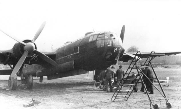 bundesarchiv-bild-101i-668-7164-35a-flugzeug-heinkel-he-177.jpg