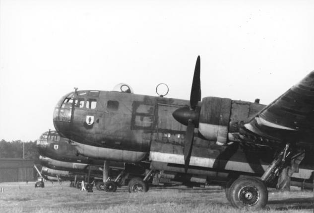 bundesarchiv-bild-101i-674-7766-07-flugzeuge-heinkel-he-177.jpg